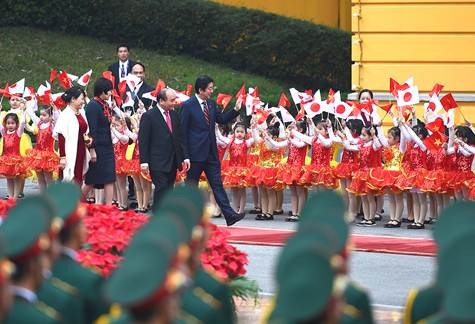 Shinzo Abé termine sa visite officielle au Vietnam  - ảnh 1